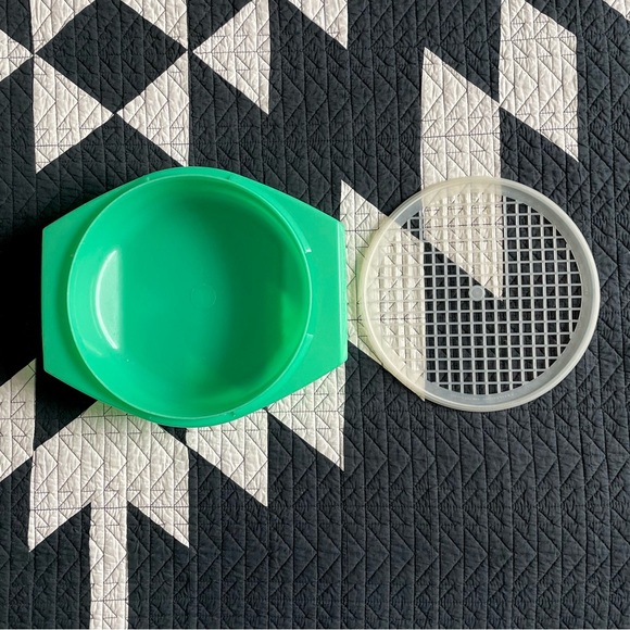 VINTAGE Tupperware container and drainer lid - Picture 2 of 4